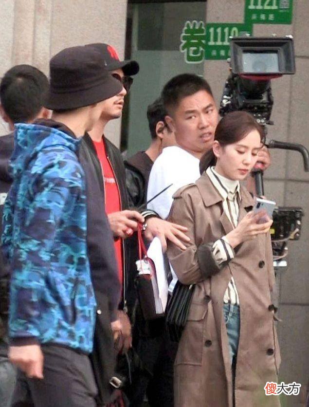 【时尚一点】刘诗诗产后复出，身穿驼色风衣，恰里又飒又美