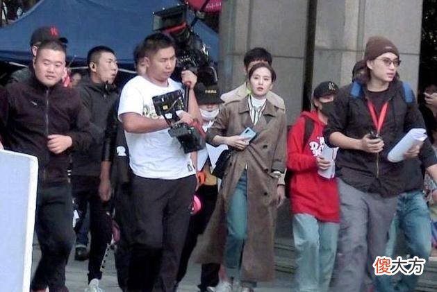 【时尚一点】刘诗诗产后复出，身穿驼色风衣，恰里又飒又美