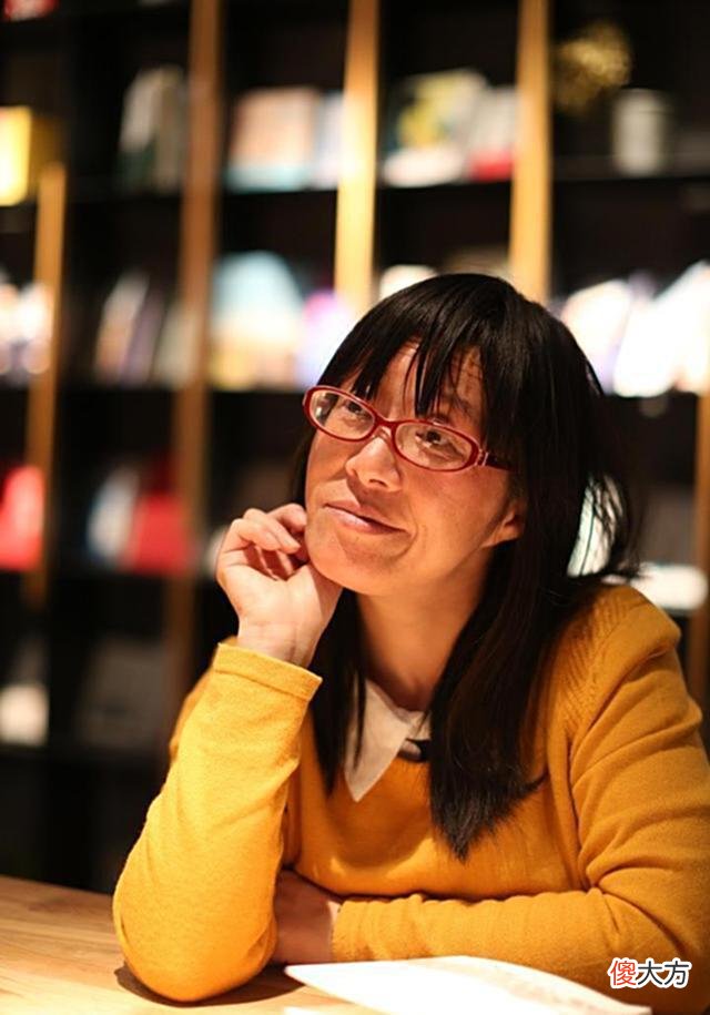 【游戏迷】余秀华自信直播写书法，字迹凌乱不堪像“鬼画符”，网友：别写了