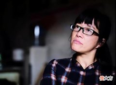 【游戏迷】余秀华自信直播写书法，字迹凌乱不堪像“鬼画符”，网友：别写了