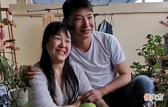 【游戏迷】余秀华自信直播写书法，字迹凌乱不堪像“鬼画符”，网友：别写了