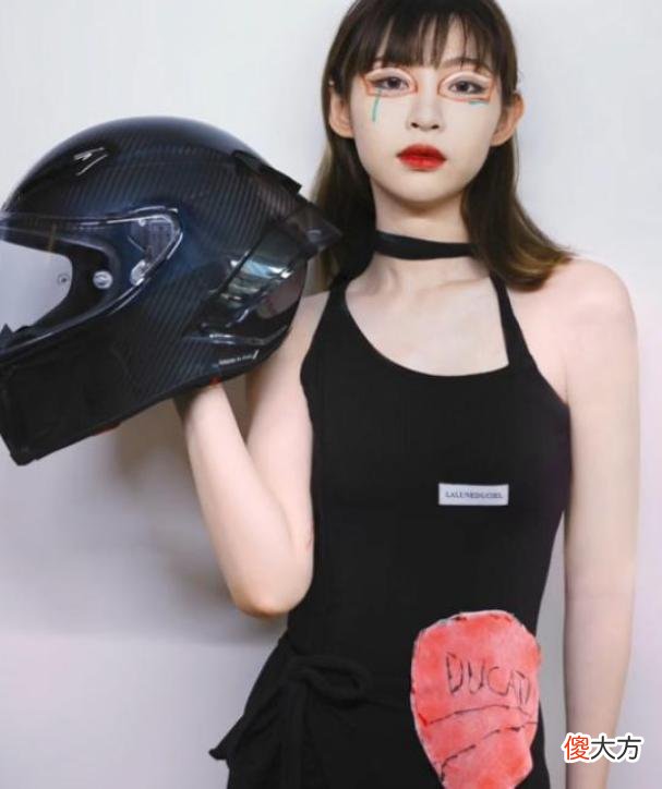 【时尚一点】“机车女神”痞幼自拍时尚大片，不规则裙子成亮点：不如不穿