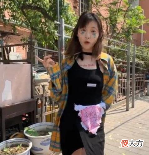 【时尚一点】“机车女神”痞幼自拍时尚大片，不规则裙子成亮点：不如不穿