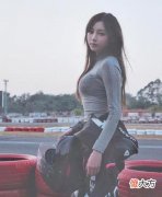 【时尚一点】“机车女神”痞幼自拍时尚大片，不规则裙子成亮点：不如不穿