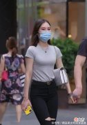 【时尚一点】紧身牛仔裤出镜率很高，修身显瘦又百搭，时尚的姑娘都在穿