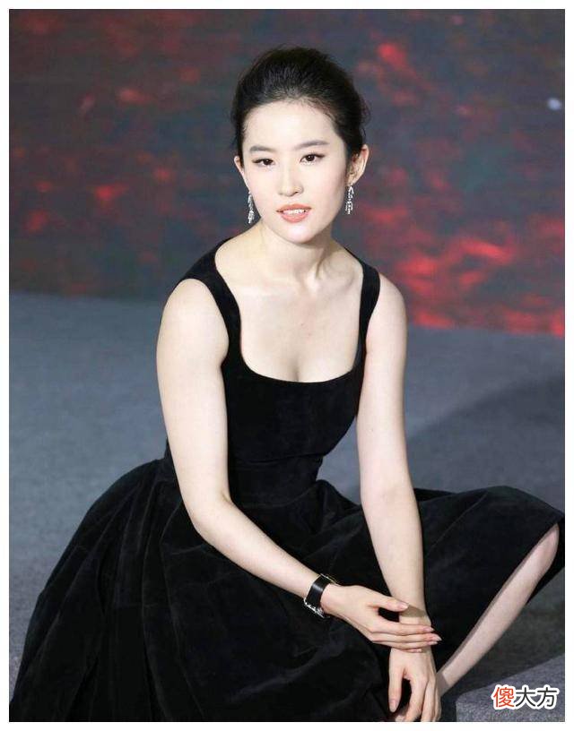 【时尚一点】刘亦菲穿黑色天鹅绒连衣裙复古优雅，这仙女气质真迷人
