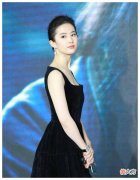 【时尚一点】刘亦菲穿黑色天鹅绒连衣裙复古优雅，这仙女气质真迷人