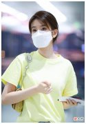【就爱时尚】乔欣穿着鹅黄色圆领短袖，周边饰品组合让整个脸变得明亮