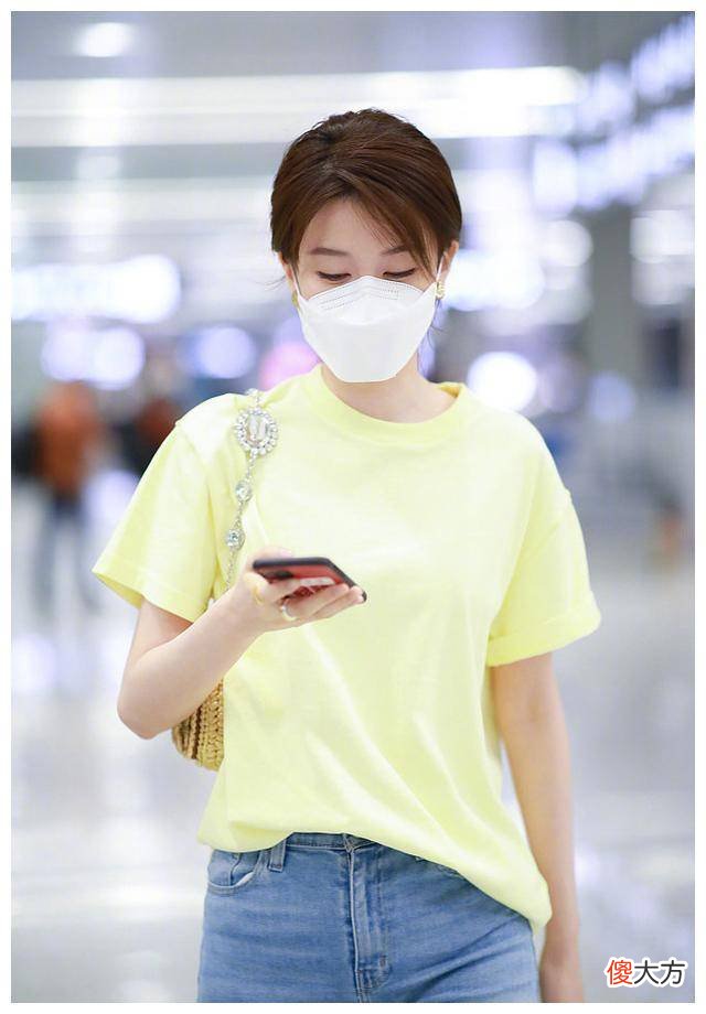 【就爱时尚】乔欣穿着鹅黄色圆领短袖，周边饰品组合让整个脸变得明亮