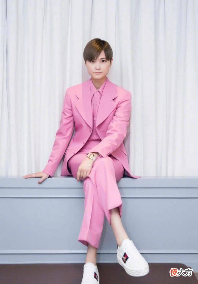 【时尚一点】白百何穿粉色西装惊艳众人，网友：这样穿越来越清纯了啊