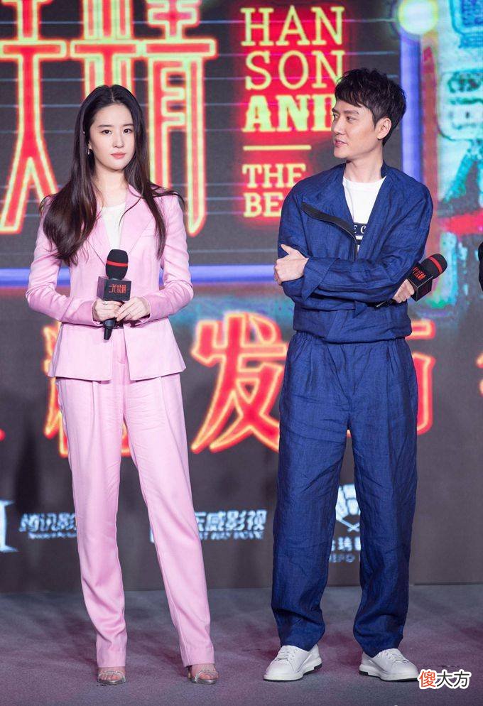 【时尚一点】白百何穿粉色西装惊艳众人，网友：这样穿越来越清纯了啊