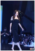 【就爱时尚】40岁熊黛林太狠了，穿民谣礼服登场，主持人比不上她的肩膀