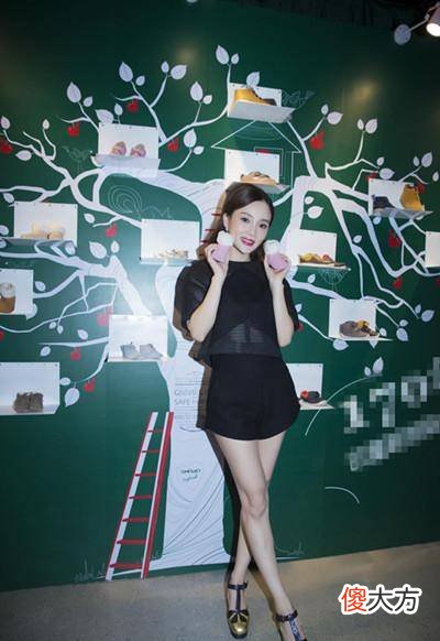 【时尚一点】李小璐穿衣风格越来越有女人味了，黑色套装更加彰显时尚的气质！