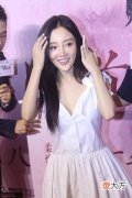 【时尚一点】李小璐穿衣风格越来越有女人味了，黑色套装更加彰显时尚的气质！