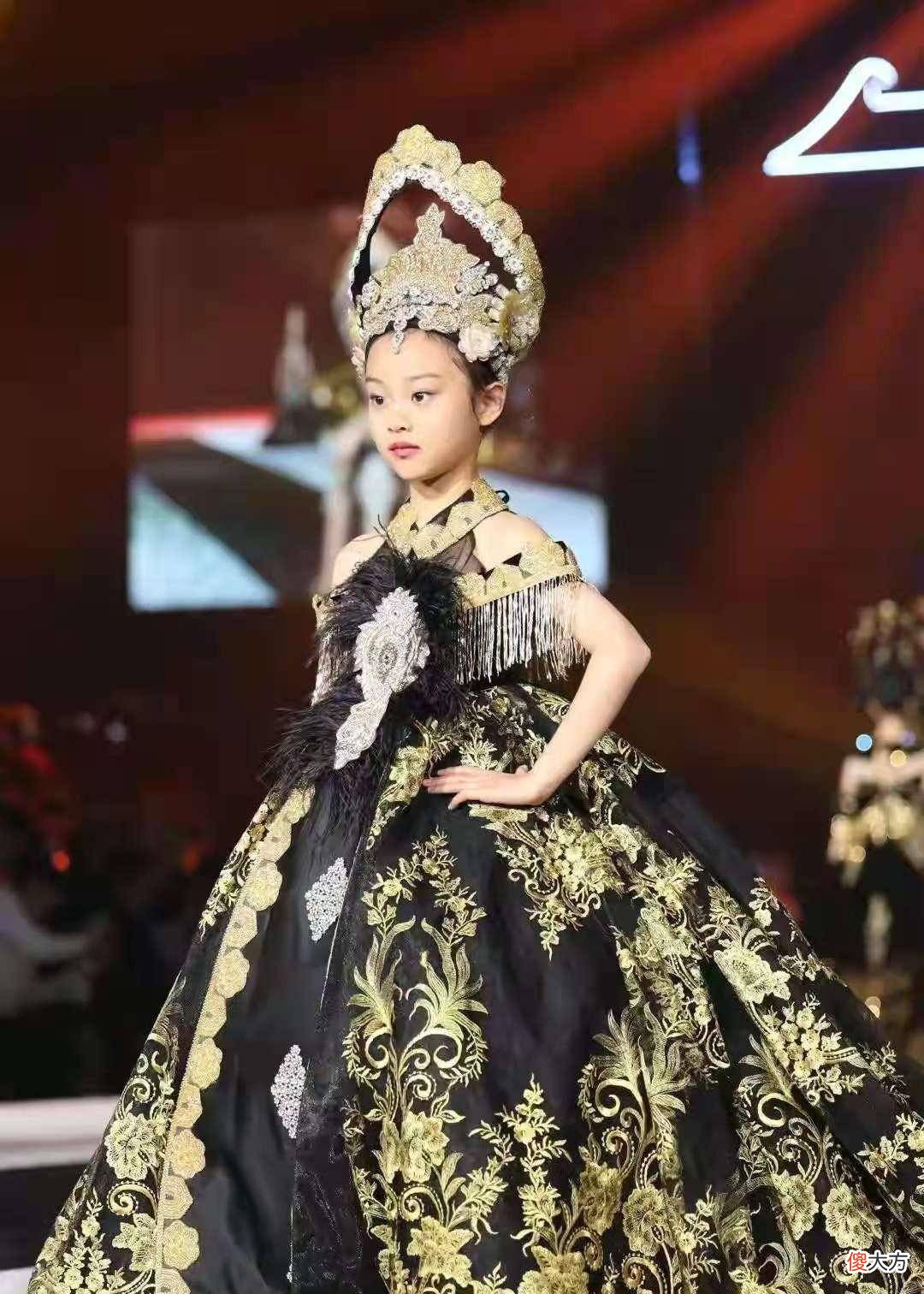 【就爱时尚】休闲酷帅风撞色针织裙+黑色长筒靴+个性金属链甜馨