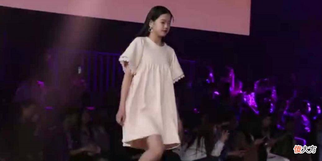 【就爱时尚】休闲酷帅风撞色针织裙+黑色长筒靴+个性金属链甜馨