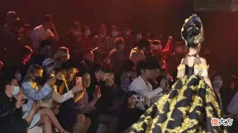 【就爱时尚】休闲酷帅风撞色针织裙+黑色长筒靴+个性金属链甜馨