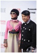 【就爱时尚】连衣裙展现出性感中带有温柔的感觉