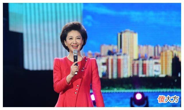 【就爱时尚】48岁的央视播音员海霞，身高不是很高，但在气氛上更胜一筹