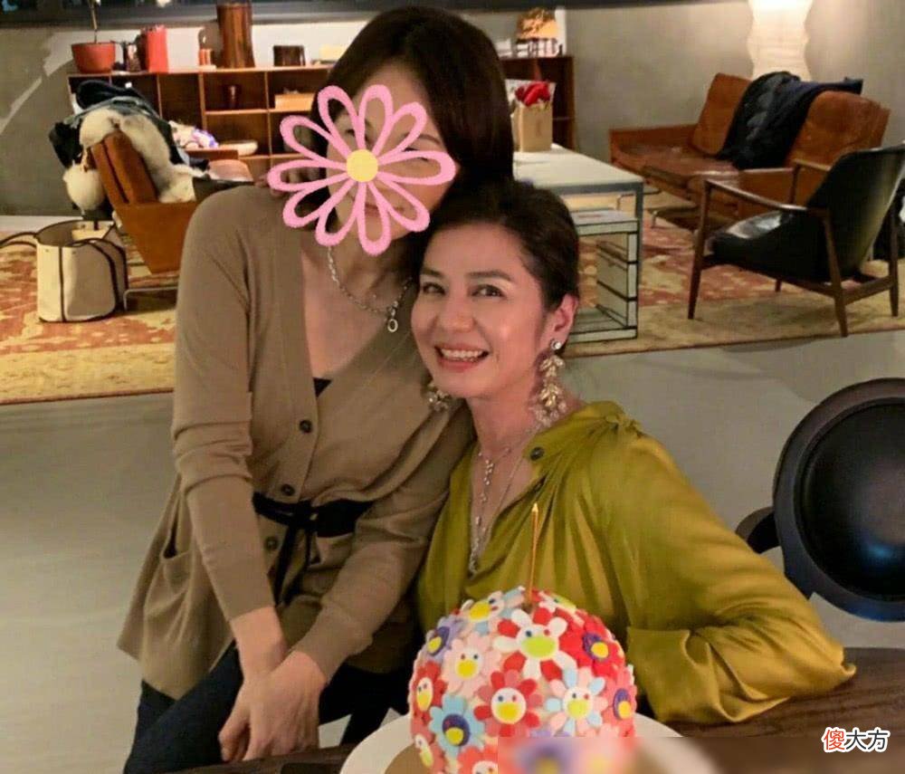 【就爱时尚】钟楚红给朋友庆生，素颜出油冒汗，看起来太过真实了