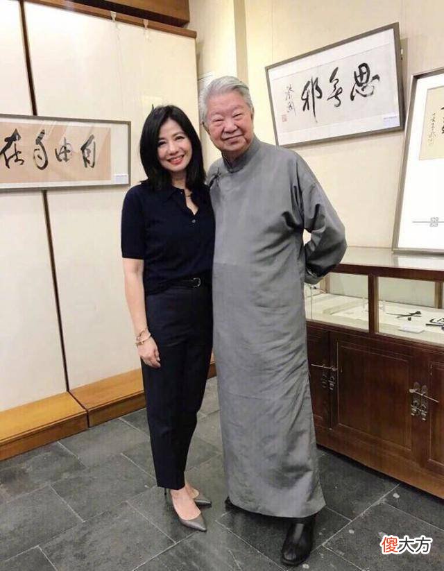 【就爱时尚】钟楚红给朋友庆生，素颜出油冒汗，看起来太过真实了