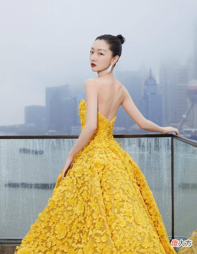 【时尚一点】周冬雨湿发造型受网友一致好评，天鹅颈羡煞旁人