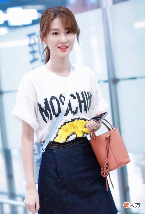 【时尚一点】乔欣的这一身穿搭还是很有青春活力的，很多女生可以尝试