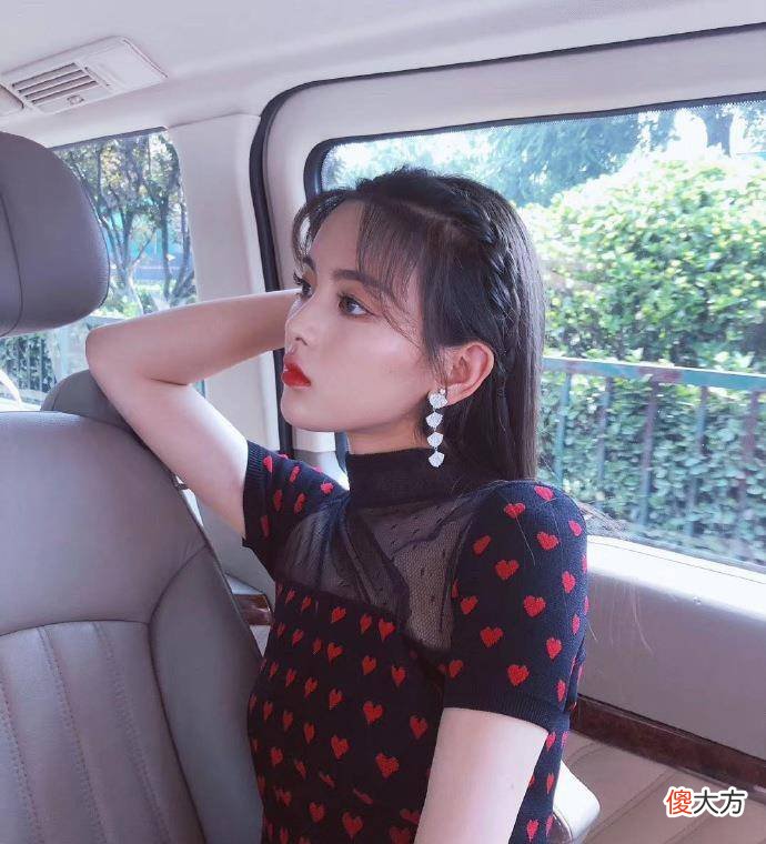 【时尚一点】杨超越梳留长直发发型，看着时尚了不少，但是可爱度却不减少