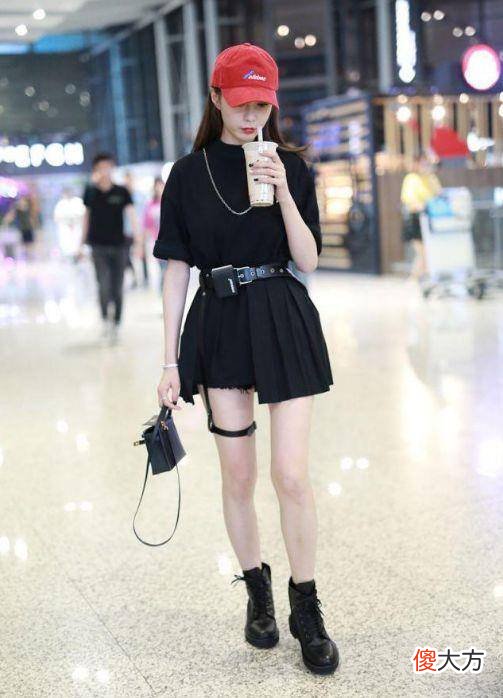 【时尚一点】沈梦辰一身全黑造型，满满的少女感，看着真不像三十岁的人