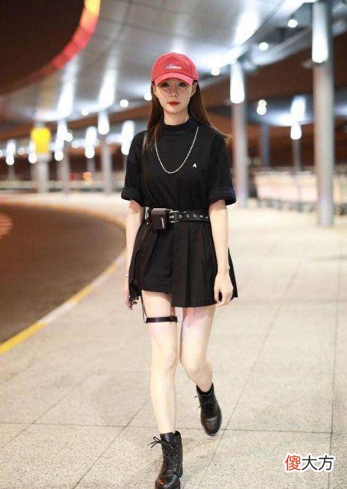 【时尚一点】沈梦辰一身全黑造型，满满的少女感，看着真不像三十岁的人