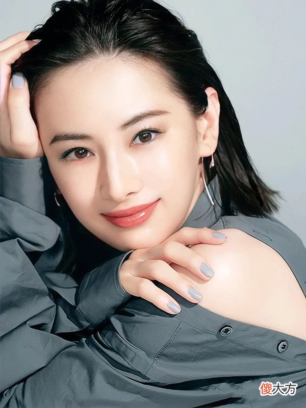 【时尚一点】她常年稳居“日本最美女星排行榜”前三，一头短发仍成时尚圈宠儿