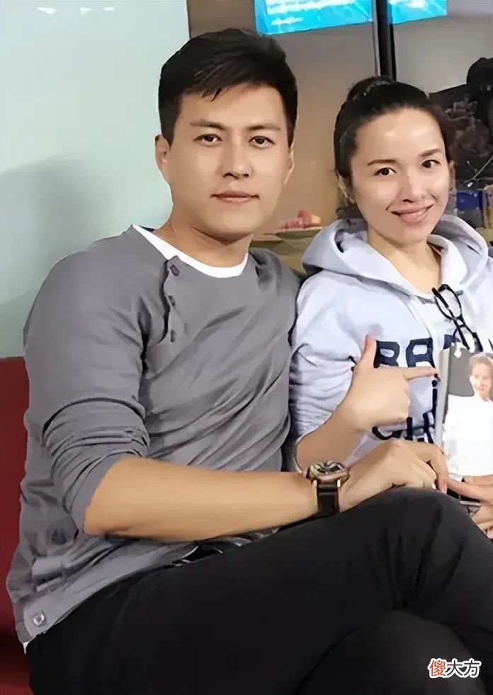 【就爱时尚】靳东老婆气质太绝！穿两条背心不仅不显廉价，反而穿出满满高级感