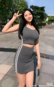 【时尚一点】灰色包臀裙穿在皮肤白皙透亮的女孩，显得格外美丽，非常大气