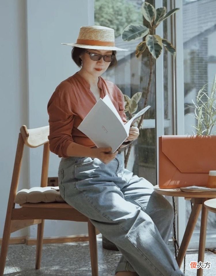 【时尚一点】上了年纪的女人，不建议戴棒球帽，容易显脸大，这3款帽子更洋气