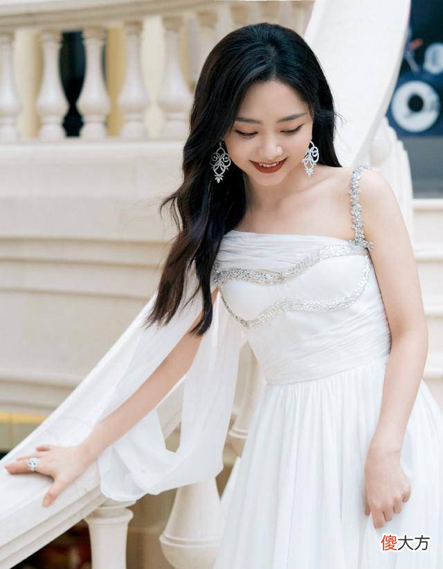 【时尚一点】脸型适合什么样的衣服，选对衣领让你的气质瞬间提升