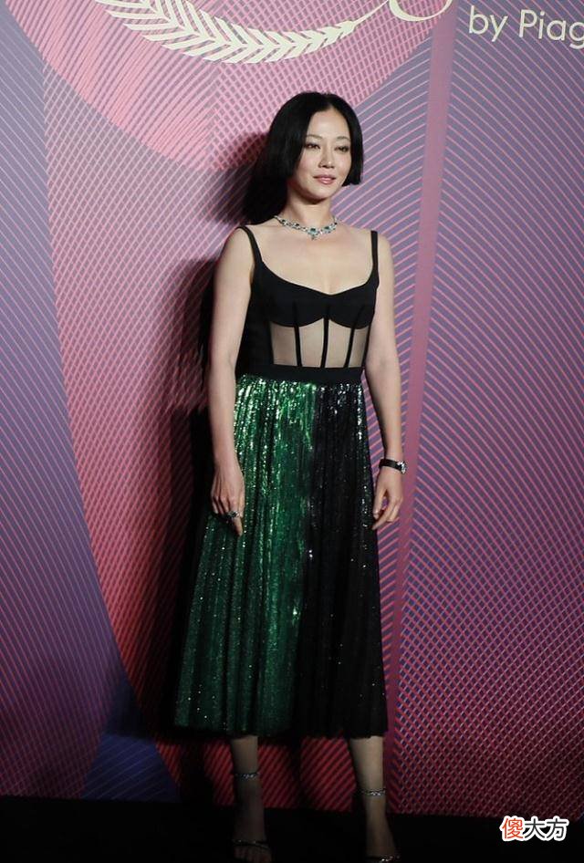 【时尚一点】短发与服饰搭配的时尚选择吊带式连衣裙