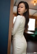 【时尚一点】撩动心弦的白色连衣裙干净的白色搭配贴合身材的设计干练又不失优雅的女人味