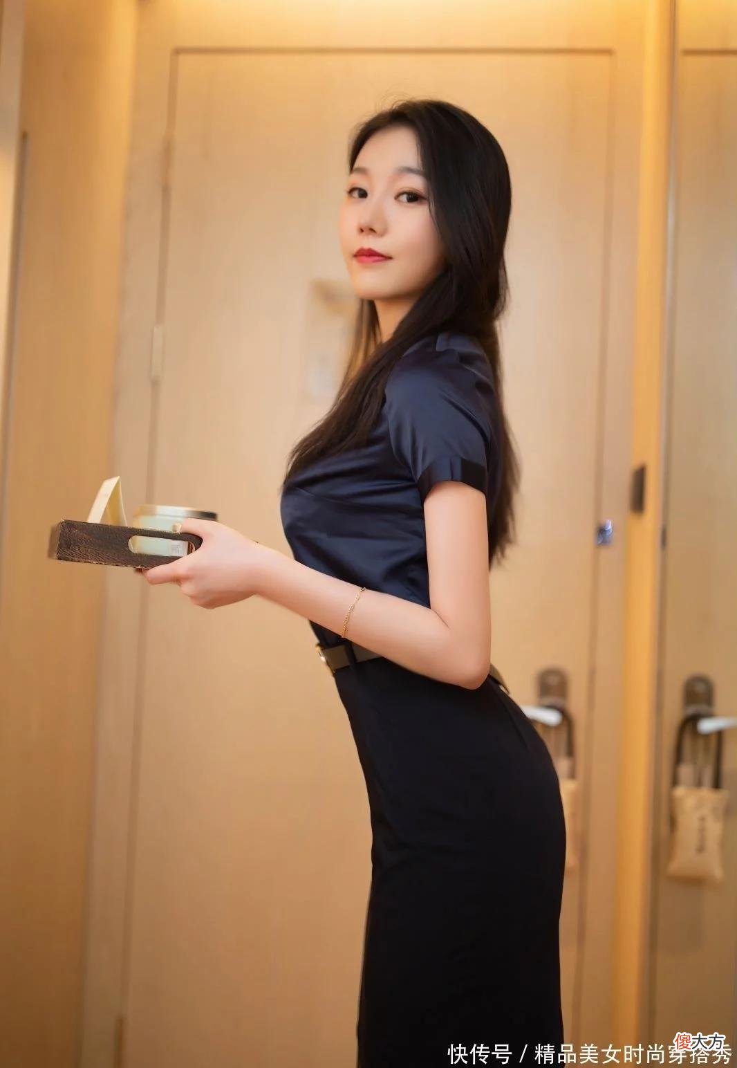【时尚一点】深蓝色短袖衬衫+高腰半身裙，配一双黑色高跟鞋，优雅又不失干练