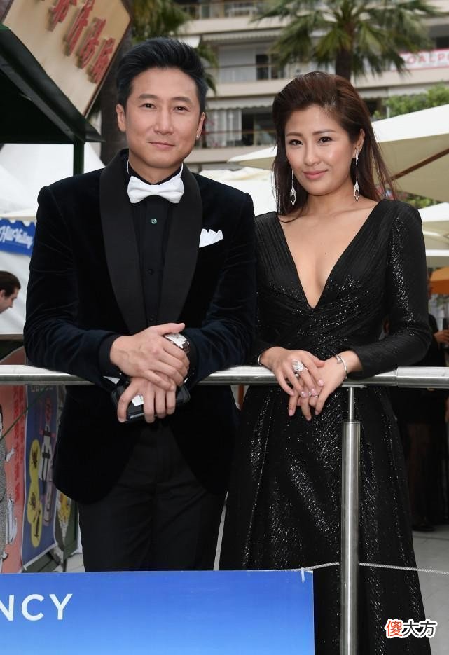 【时尚一点】洪金宝的儿媳妇穿衣服真客气，在公婆旁边，穿的仍然很清凉