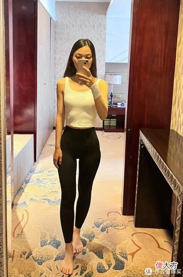 【时尚一点】优衣库兼具美貌与实力的百元辣妹背心