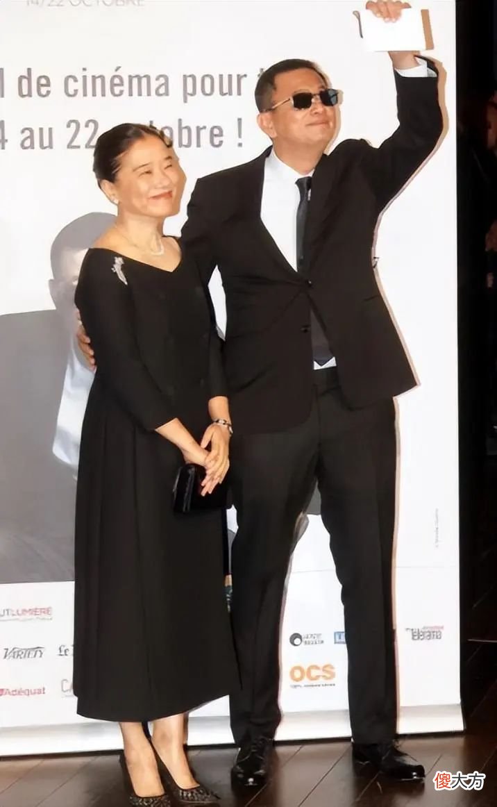 【就爱时尚】王家卫老婆原来这么美！小黑裙穿出满满高级格调，气质不输女明星