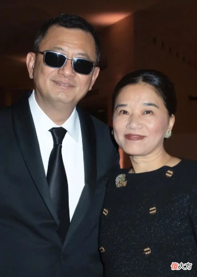 【就爱时尚】王家卫老婆原来这么美！小黑裙穿出满满高级格调，气质不输女明星