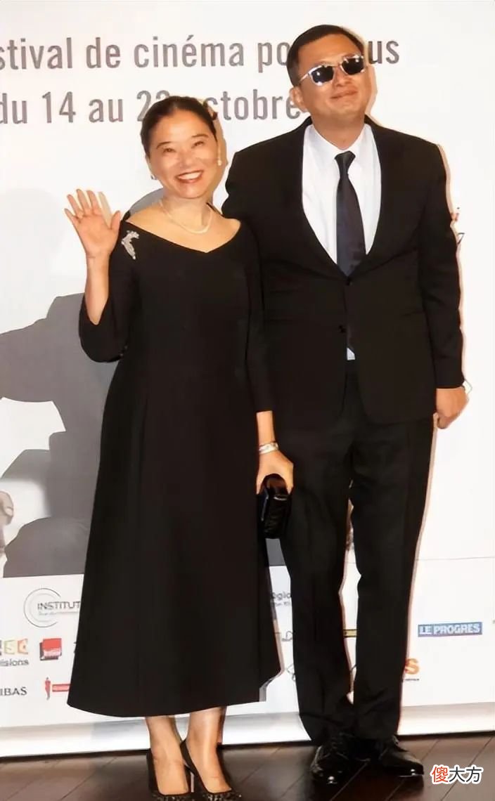 【就爱时尚】王家卫老婆原来这么美！小黑裙穿出满满高级格调，气质不输女明星