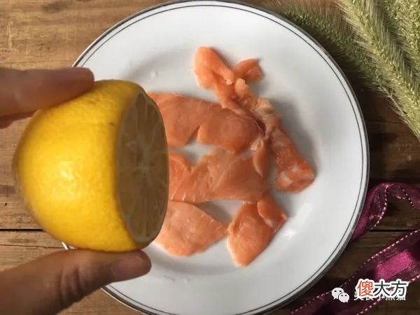 教你做道辅食，三文鱼蔬菜饼，这样做宝宝爱吃，简单易学看了就会