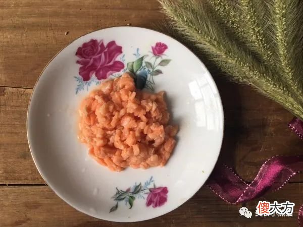 教你做道辅食，三文鱼蔬菜饼，这样做宝宝爱吃，简单易学看了就会