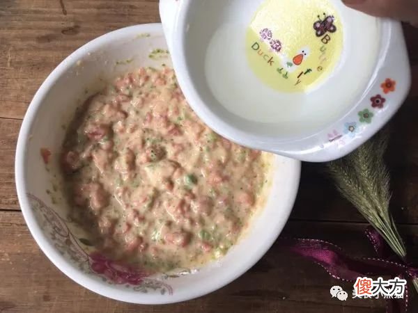教你做道辅食，三文鱼蔬菜饼，这样做宝宝爱吃，简单易学看了就会