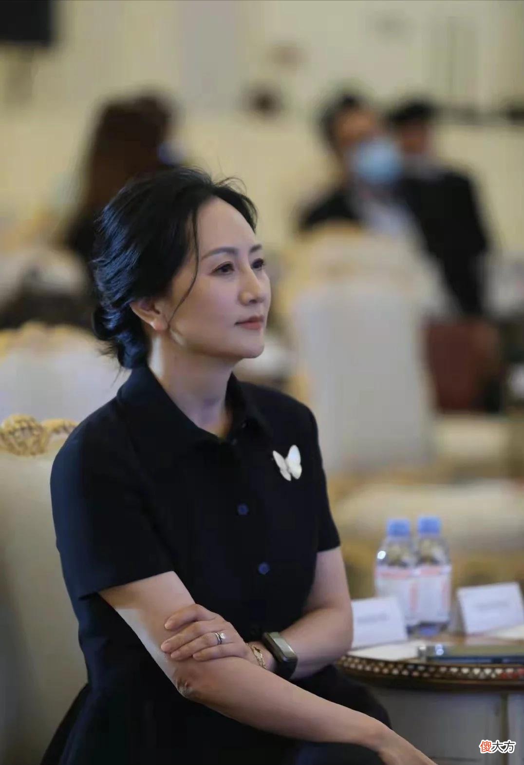 【时尚一点】孟晚舟高调亮相，换新发型妆容好精致，破茧成蝶颜值大回升