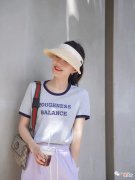 【就爱时尚】普通女生T恤怎么穿出时尚感？看看这些穿搭技巧，简单实用提气质