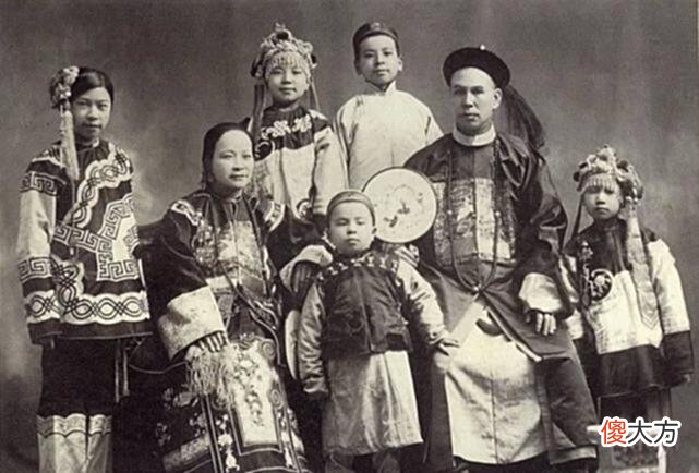 【爱历史】清末官员老照片，妻妾成群，衣着华丽，官气十足