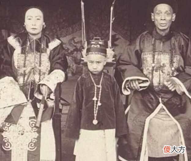 【爱历史】清末官员老照片，妻妾成群，衣着华丽，官气十足